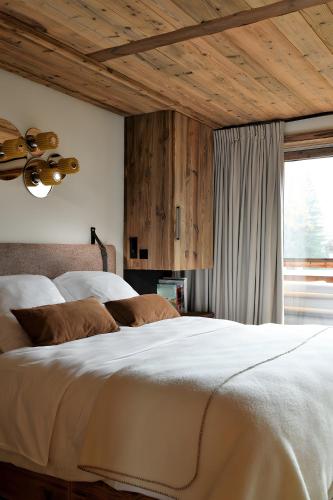 En eller flere senge i et værelse på Chalet Enigma