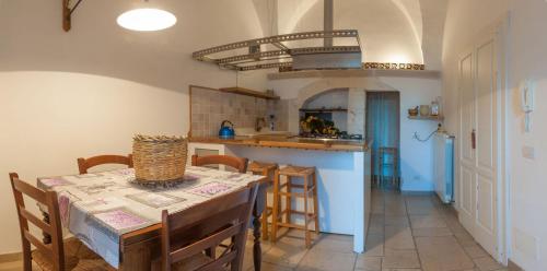 a kitchen and dining room with a table and chairs at Appartamento Panorama in Ostuni