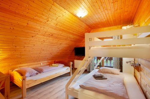 a room with two bunk beds in a wooden cabin at Holzhaus Zum Radekopf mit Whirlpool in Medebach