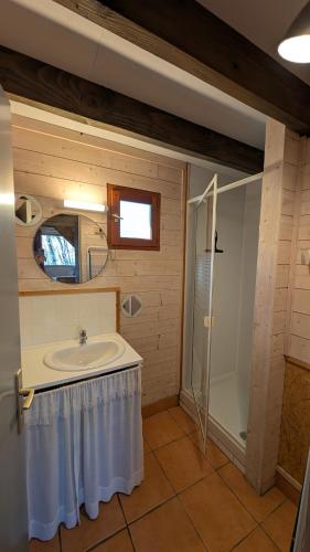 a bathroom with a sink and a shower at Chalets de vacances Castelwood in Biron
