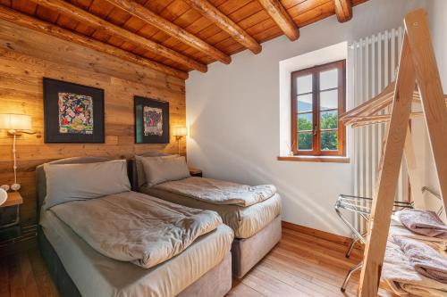 a living room with a couch and a window at Nini's Home in Schignano