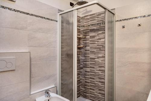 a shower with a glass door in a bathroom at Casa Nicoletta inverno in Livigno