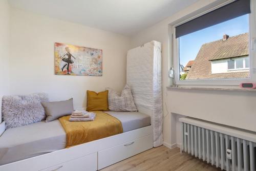 a small bedroom with a window and a bed at Mini Apartment in Bayreuth