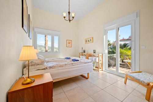 a bedroom with a bed and a table with a lamp at Villa Fuentes in Almuñécar