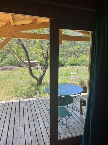 Le chalet tesisinin dışında bir bahçe