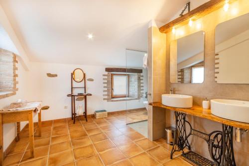 a bathroom with two sinks and a mirror at Casa ponet in Solsona
