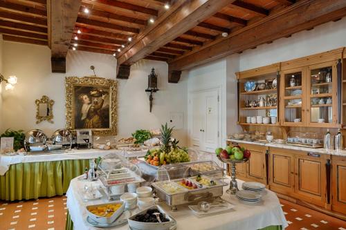 een keuken met een fruitbuffet op tafel bij Villa Olmi Firenze in Florence