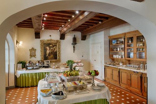 een boog in een keuken met een buffet bij Villa Olmi Firenze in Florence