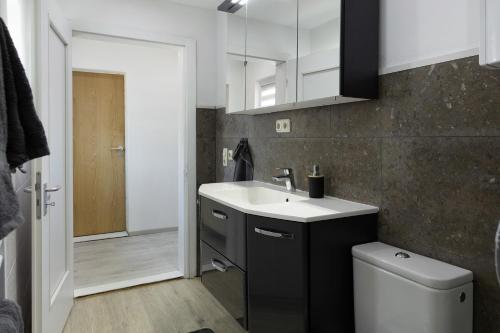 a bathroom with a sink and a toilet at Ferienhaus in Zernitz