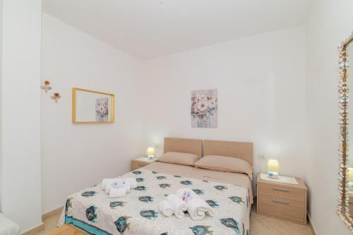 a bedroom with a bed with towels on it at Casa Lucia San Teodoro 1 in Schifoni