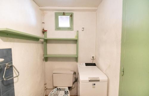 a small bathroom with a toilet and a window at Le Cinque in Appietto
