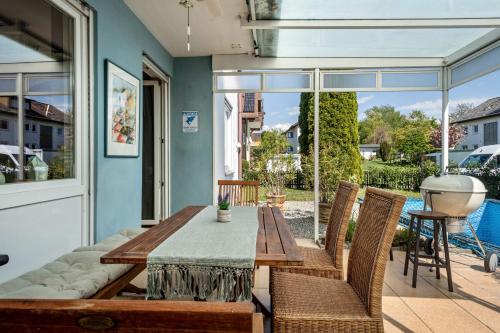 a dining room with a table and chairs at Casa Noho in Nonnenhorn