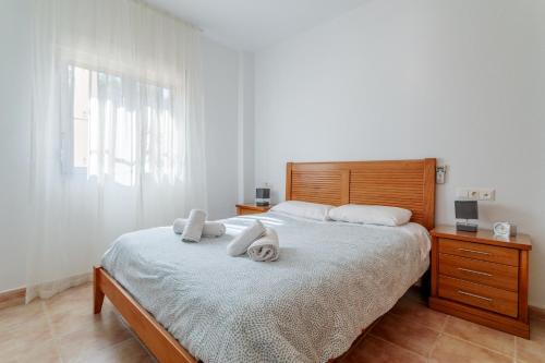 a bedroom with a bed with towels on it at Chalet Limonita in Mutxamel
