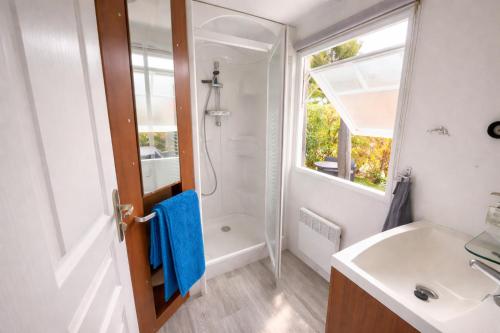a bathroom with a shower and a sink at Bungalow Camping 4 étoiles - Mer à pied in Hyères