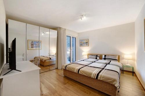 a bedroom with a bed and a flat screen tv at Apartement Panoramaresidence in Avelengo