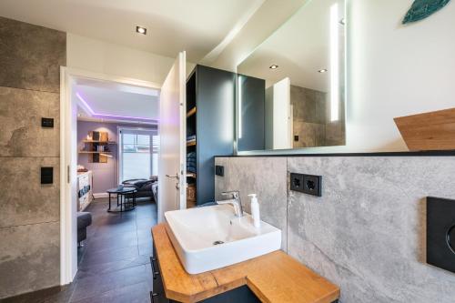 a bathroom with a white sink in a room at Kleine Auszeit in Dagebüll