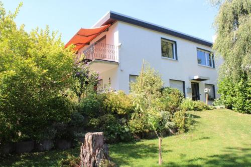 a house with a garden in front of it at Ferienwohnung Möhneblick in Möhnesee