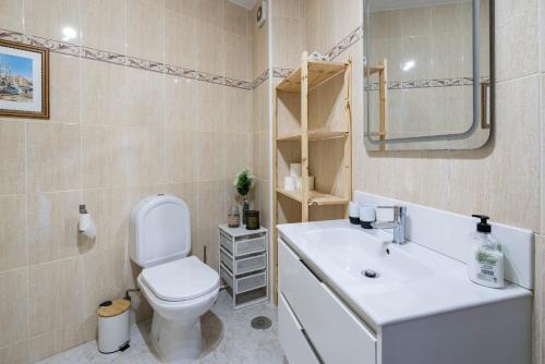 a bathroom with a toilet and a sink at Primera línea de playa Cabo Cruz in Boiro
