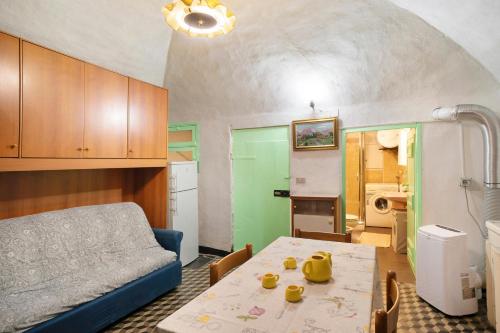 a living room with a table and a couch at Casa Gianni in Vallebona