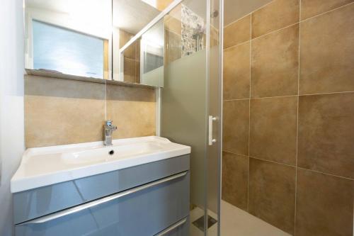 a bathroom with a sink and a mirror at Charmant appartement 3 etoiles in Courchevel