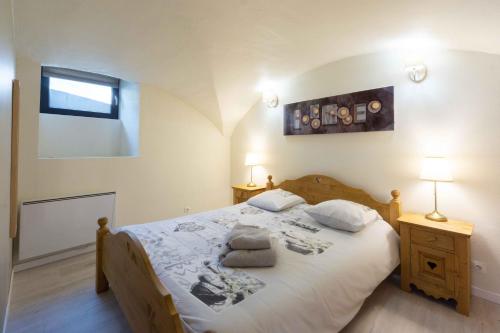 a bedroom with a bed with two pillows on it at Charmant appartement 3 etoiles in Courchevel