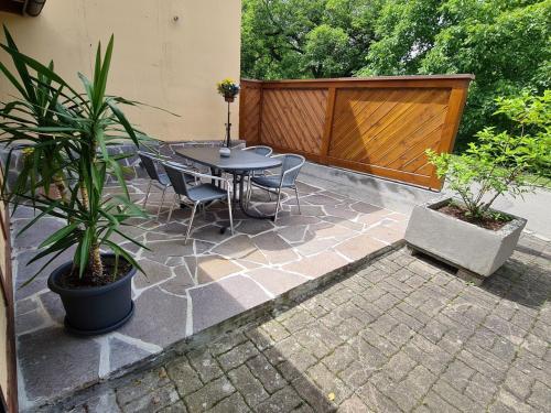 a patio with a table and chairs and a fence at Hegauliebe in Tengen