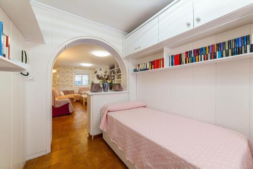 a bedroom with a bed and an arched doorway at Cortijo Indalo in Pechina