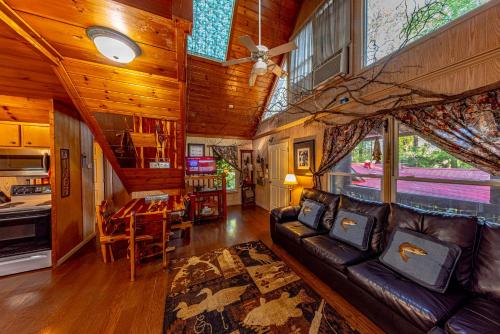 a living room with a leather couch in a house at Fisherman in Helen