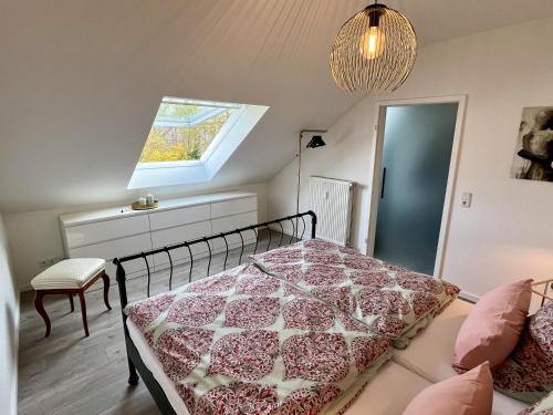 a bedroom with a bed and a window at Ferienwohnung an der Aschaffaue in Aschaffenburg