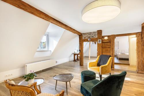 a living room with chairs and a table at Ferienwohnungen Metzgerpost in Altensteig