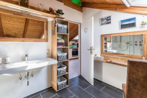 a bathroom with a sink and a mirror at Ferienwohnung Parzinger in Chieming