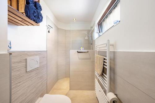 a bathroom with a toilet and a shower at Ostseekind in Timmendorfer Strand