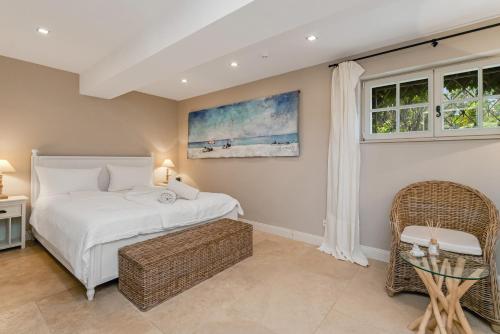 a bedroom with a bed and a table and chairs at Le Mas d'Aiguebelle in La Croix-Valmer