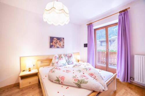 a bedroom with a bed and a window at Sonnenparadies Apartement 2 in Saltusio
