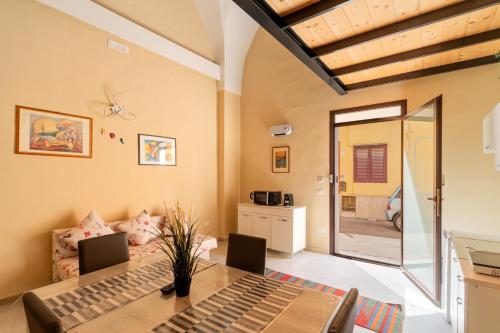 ein Esszimmer mit einem Tisch und einem Sofa in der Unterkunft La rimesa di Tittì - Simone in Alezio
