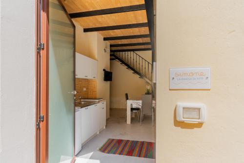 eine Küche und ein Esszimmer mit Treppe in einem Haus in der Unterkunft La rimesa di Tittì - Simone in Alezio