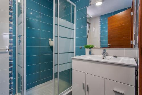 a bathroom with a sink and a shower at Apartamento Rolycar 101 in Icod de los Vinos