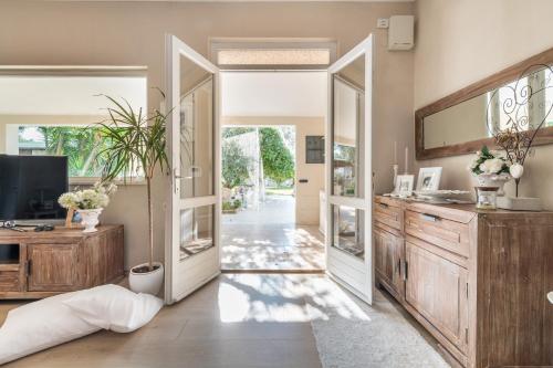 an open door into a living room with a television at Villa Maria Beatrice in Quartu SantʼElena