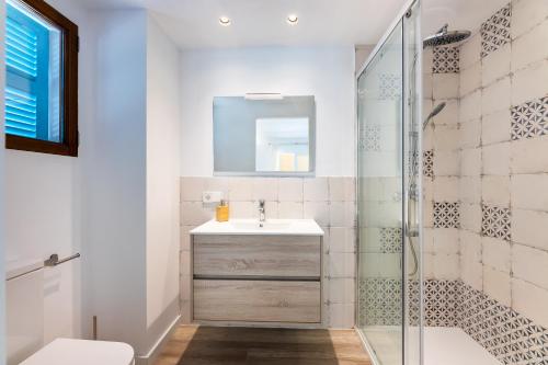 a bathroom with a sink and a shower at Albercutx Pollentia 2 in Port de Pollensa