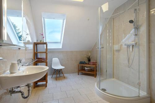 a bathroom with a sink and a shower at Ferienwohnung Bella in Fuhlendorf