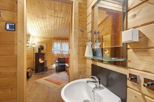 a bathroom with a sink and a mirror at Ferienhaus Waldblick in Berlin