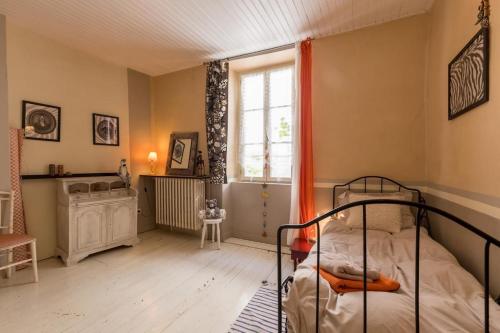 a bedroom with a bed and a window at Cocon Familial - Gîte De Charme in Die