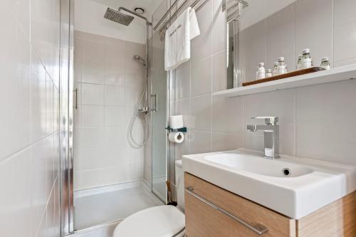 a bathroom with a toilet and a sink and a shower at L'Escale Au Soleil in Saint-Aygulf