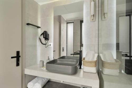 a bathroom with a sink and a mirror at Mella Roa - Ivory in Nydri
