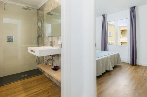 a bathroom with a sink and a mirror at Apartament Massanet 2a in Canyamel