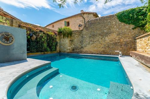 una piscina di fronte a un edificio di L'Atelier a Collias