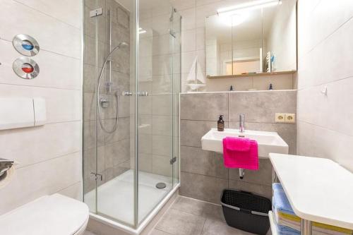 a bathroom with a shower and a toilet and a sink at Ferienwohnung Manns in Bettnau