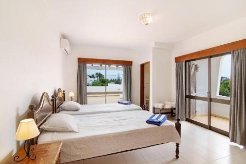 a bedroom with a large bed and a large window at Casa das Areias in Porches