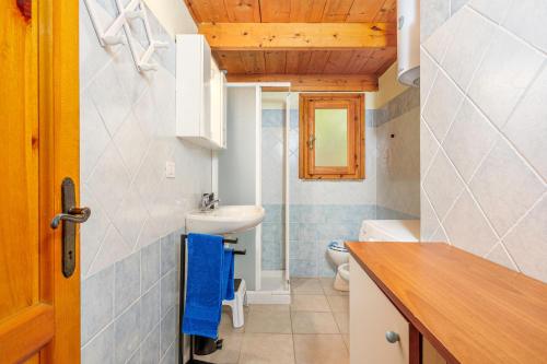 a bathroom with a sink and a toilet at Residence Asfodeli E4 in San Teodoro