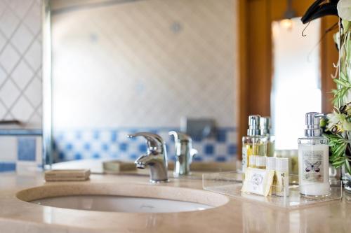 a bathroom counter with a sink and a mirror at Laguna Formosa in Faro